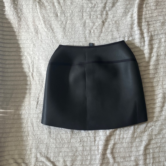 SKIMS Black Swim Skirt onyx medium - Picture 7 of 7
